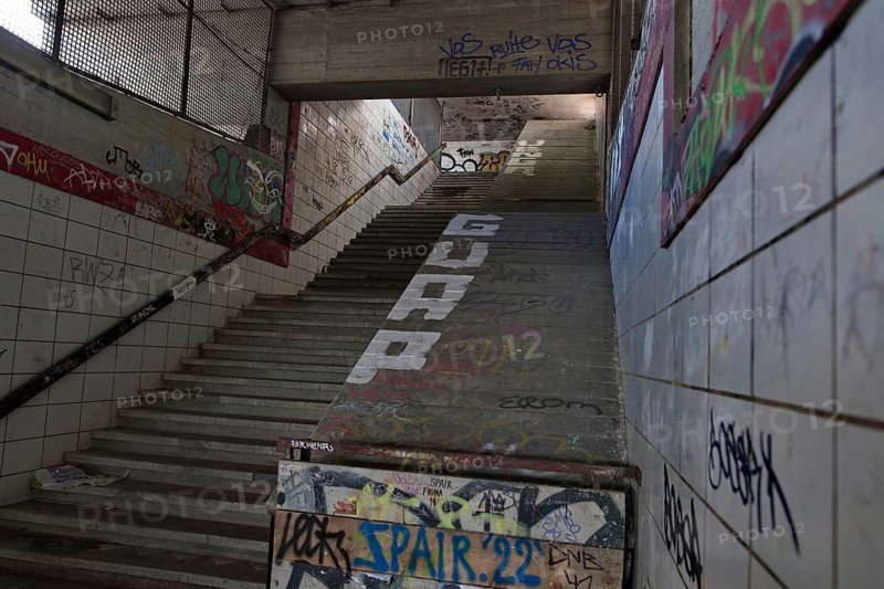 Stairs to a bridge over the A 103 motorway in Schoeneberg
