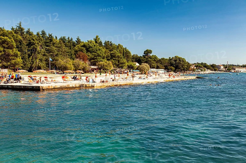 Beach on the stone coast of Spadici