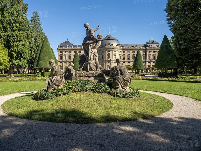 South garden with sculpture group Raub der Europa