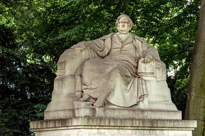 Monumental seated picture for Richard Wagner