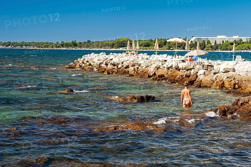 Beach on the stone coast of Spadici