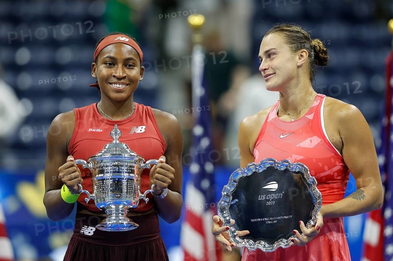Die Zweitplatzierte Aryna Sabalenka und die Siegerin Coco Gauff USA halten die Trophaee nach ihrem Sieg im Dameneinzel-Finale der US Open 2023