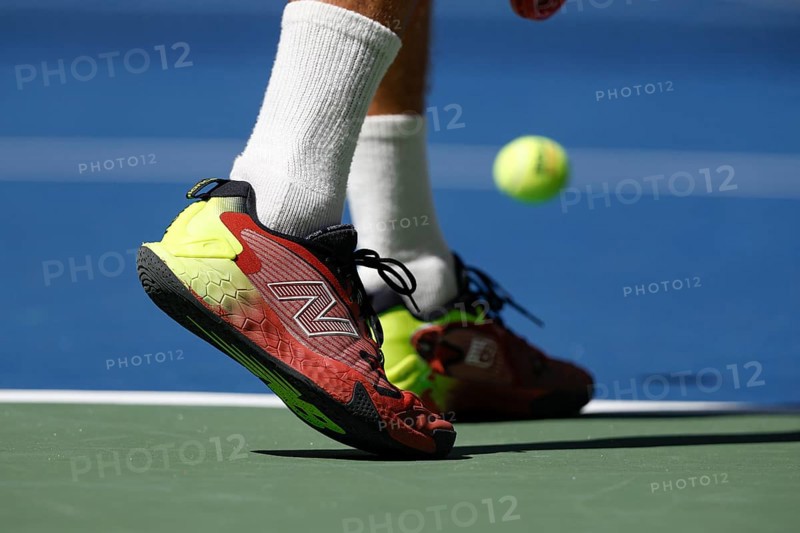 Fuesse des Tennisspielers Tommy Paul USA bei der Vorbereitung auf den Aufschlag bei den US Open 2023