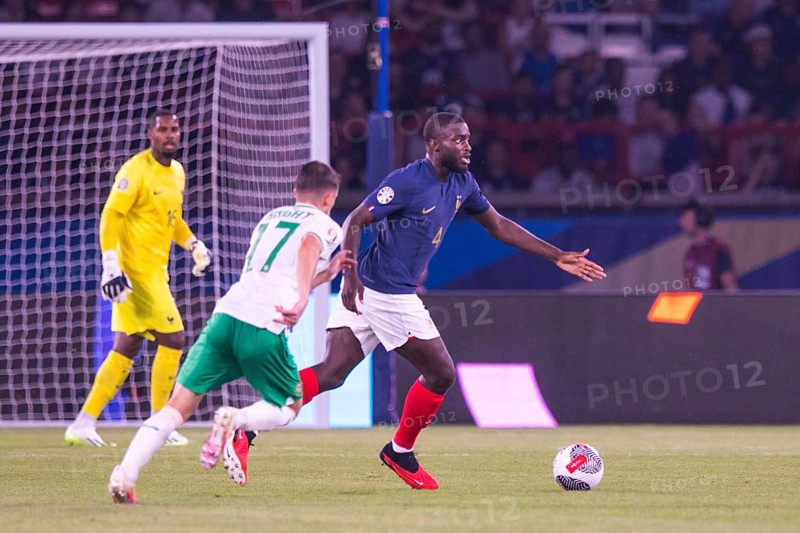 Jason KNIGHT Ireland left in a fight with Dayot UPAMECANO France