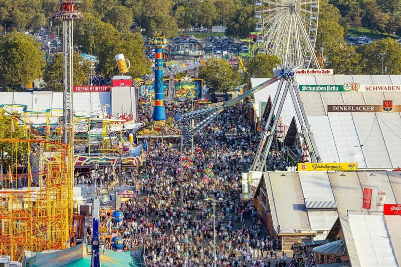 The Stuttgart Folk Festival at the Cannstatter Wasen is one of the most important traditional festivals in Germany. In addition to the large marquees