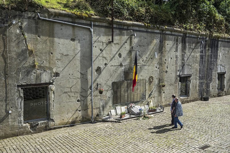 Commemorative plaque on bullet-scarred wall in the Fort de Loncin