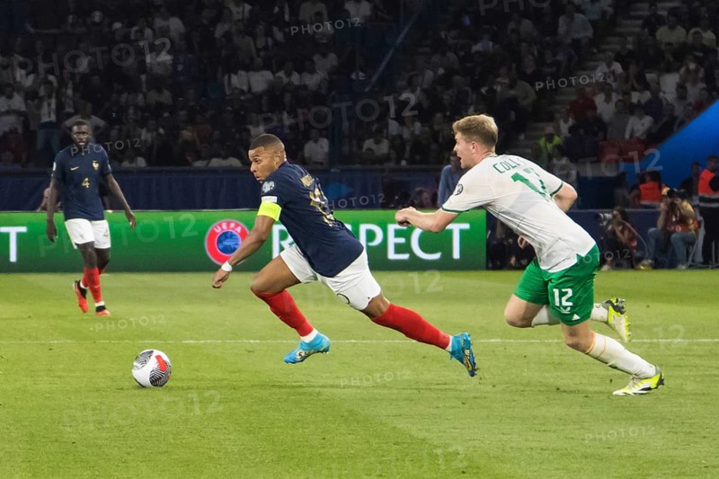 Nathan COLLINS Ireland r. fogs in vain Kylian MBAPPE France