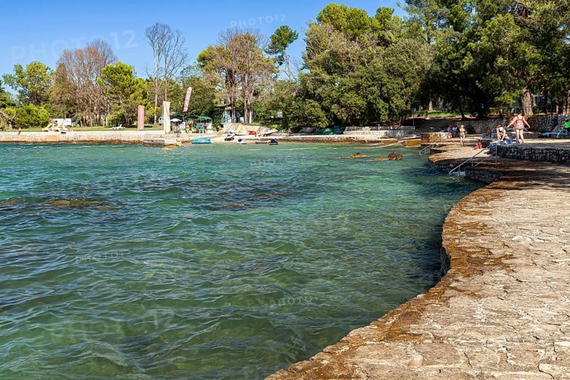 Beach on the stone coast of Spadici