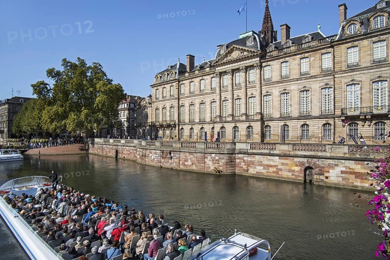 Excursion boat with tourists in front of the Palais Rohan