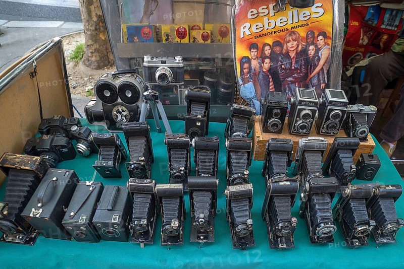 Old bellows cameras for sale at a stall at the Fohmarkt