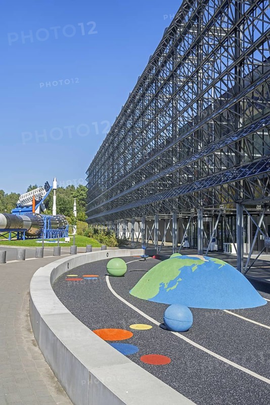 Spacecrafts in front of the Euro Space Center