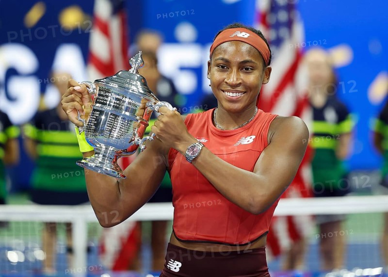 Coco Gauff USA haelt die Trophaee nach ihrem Sieg im Dameneinzel-Finale der US Open 2023