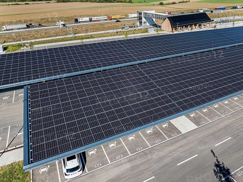 260 charging stations for electric cars under solar roofs at the Alb railway station. The Zweckverband Swabian Alb and the state invested around four million euros for the charging park. Merklingen