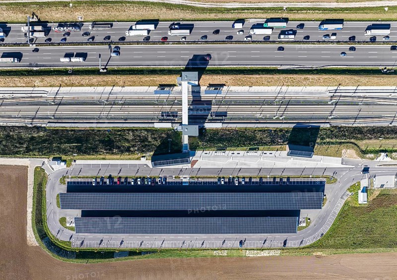 260 charging stations for electric cars under solar roofs at the Alb railway station. The Zweckverband Swabian Alb and the state invested around four million euros for the charging park. A8 motorway