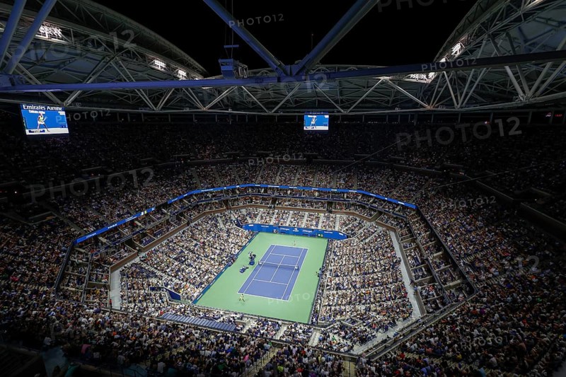 Blick aus der Vogelperspektive auf das Arthur-Ashe-Stadion bei Nacht
