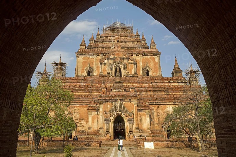 Tourists visiting the Dhammayangyi Temple