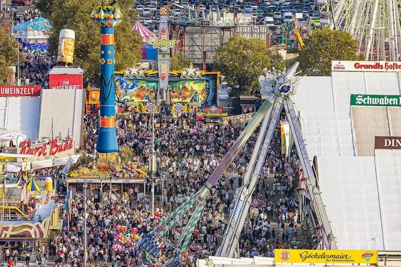 The Stuttgart Folk Festival at the Cannstatter Wasen is one of the most important traditional festivals in Germany. In addition to the large marquees