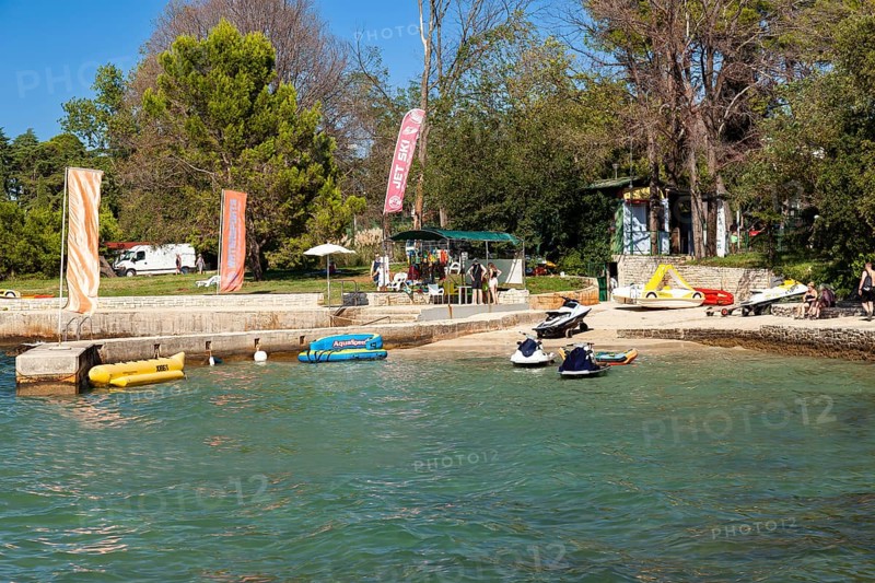 Beach on the stone coast of Spadici