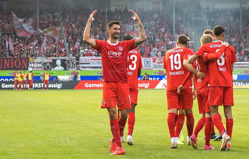 Tim Kleindienst 1. FC Heidenheim l. urges the fans to cheer