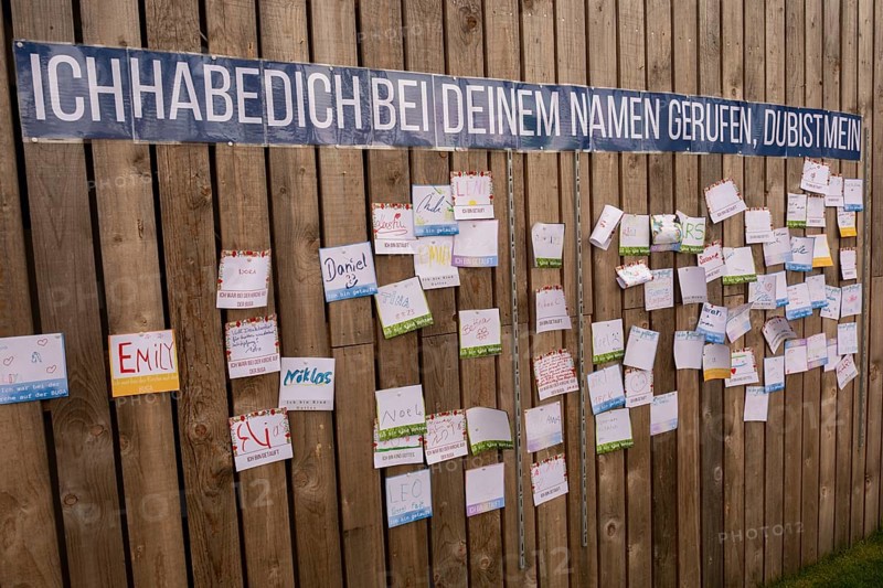 Notes with names of visitors on a pinboard at the ecumenical stand of the Protestant and Catholic churches at the Federal Horticultural Show