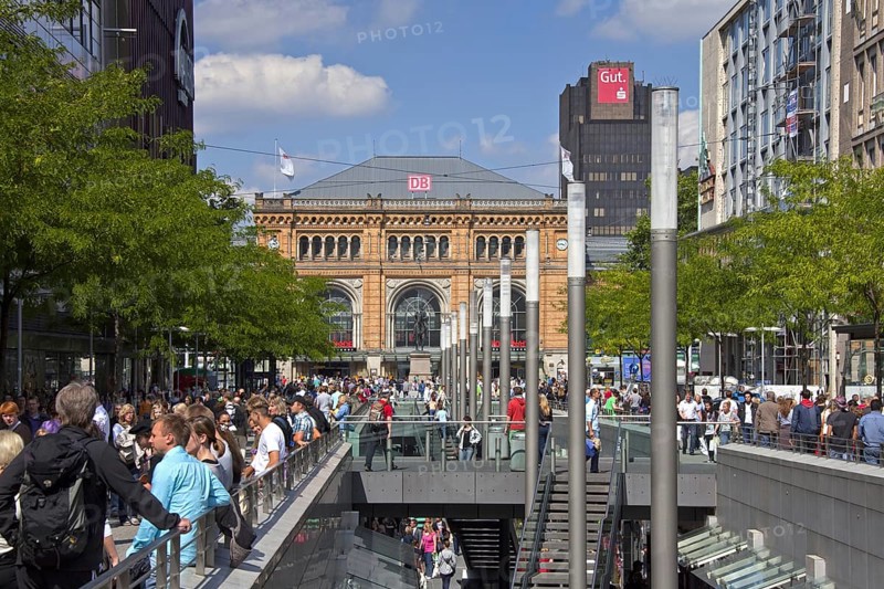 The Niki-de-Saint-Phalle-Promenade leading to the Central railway station in Hannover