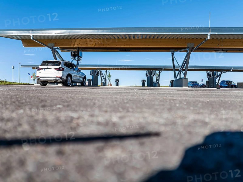 260 charging stations for electric cars under solar roofs at the Alb railway station. The Zweckverband Swabian Alb and the state invested around four million euros for the charging park. Merklingen