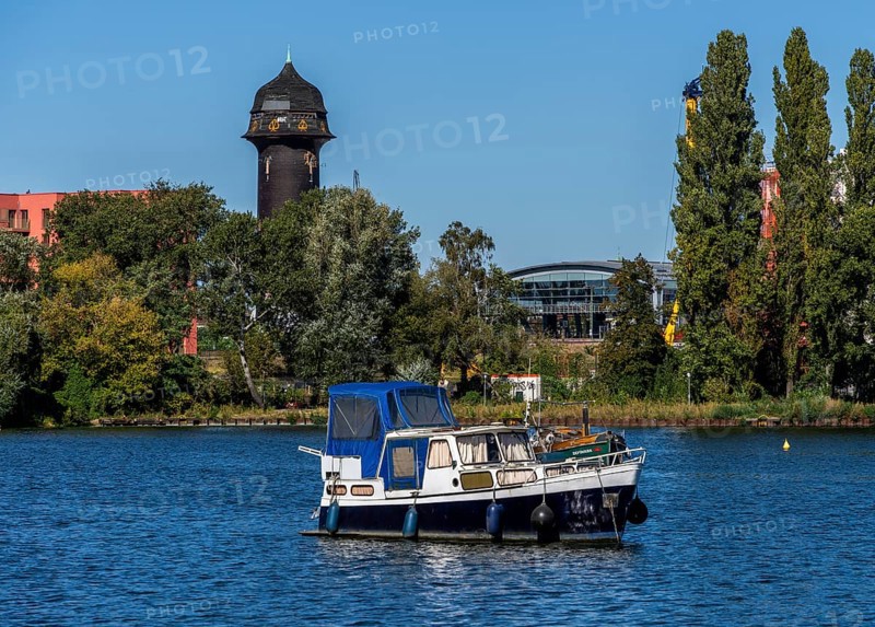 Rummelsburger See with water tower at Ostkreuz station