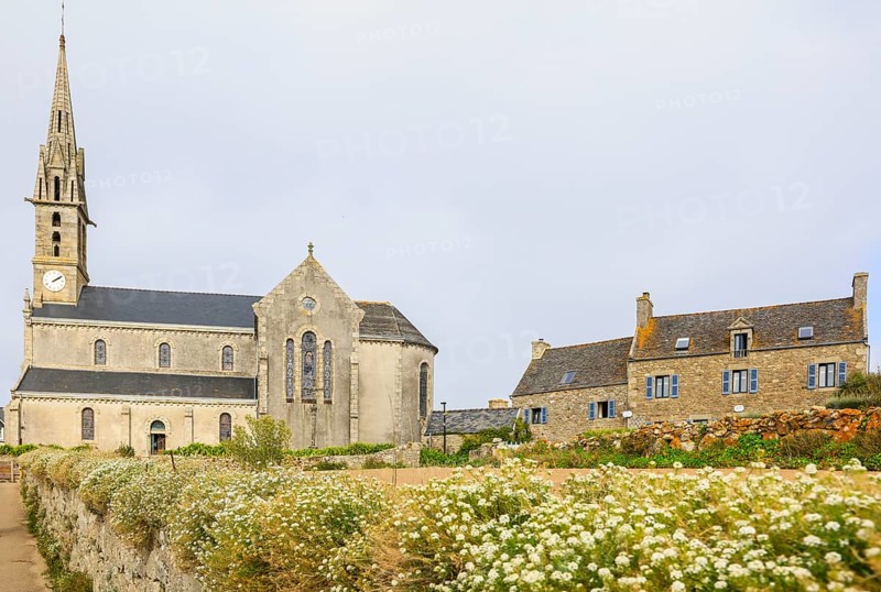 Eglise Notre-Dame-du-Bon-Secours church and stone house