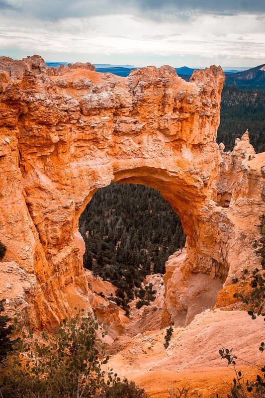 View of the beautiful The Arch Grand Escalante in Bryce National Park from the viewpoint. Utah