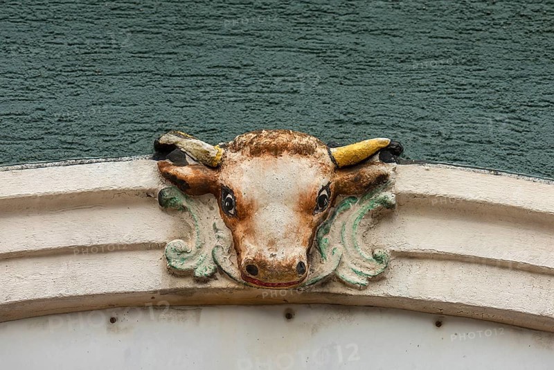 Ox head from 1762 above a former butcher's shop