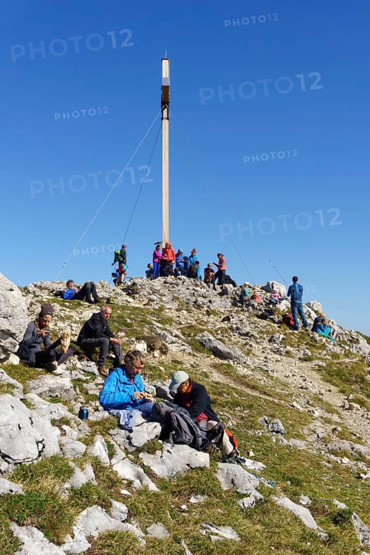 Many hikers at the summit of the Benediktenwand