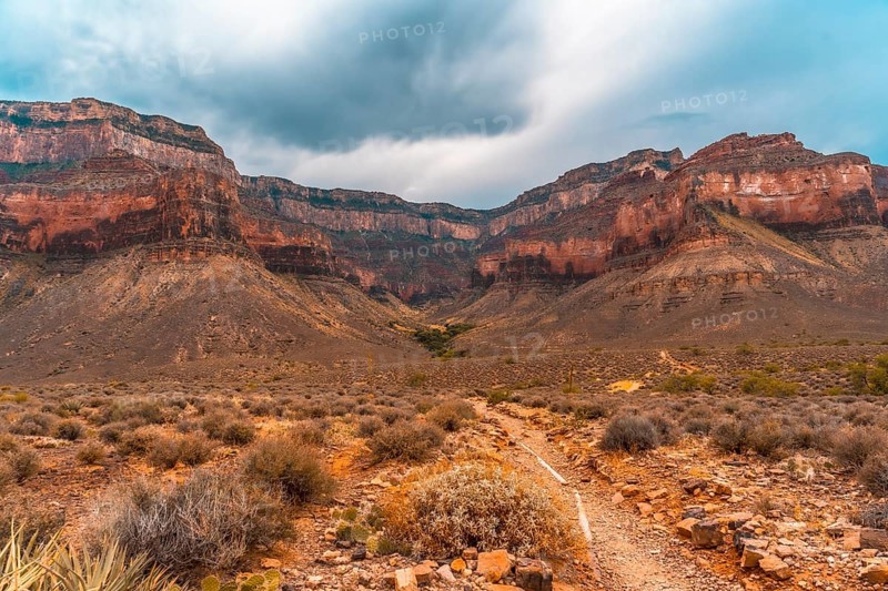 The road along the Bright Angel Trailhead at the Tonto West turnoff