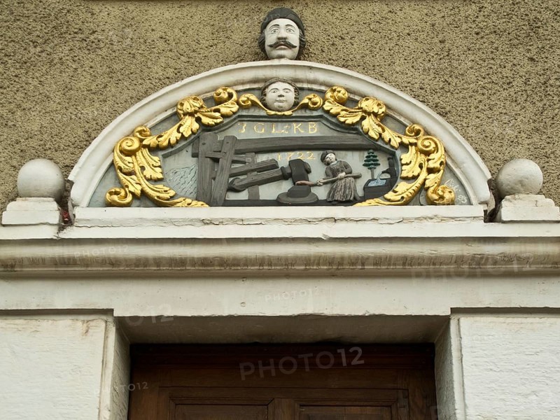 Door lintel with knocking machine of iron ore processing