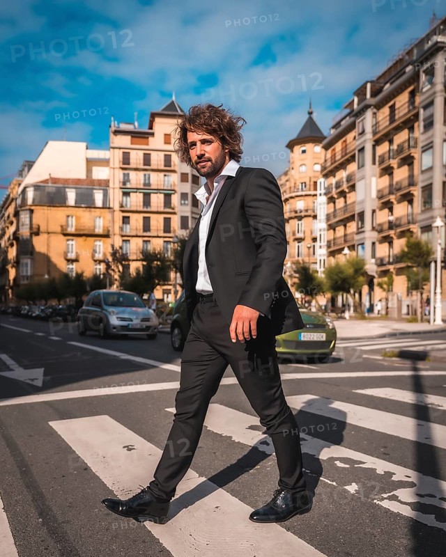 Street style an elegant black suit