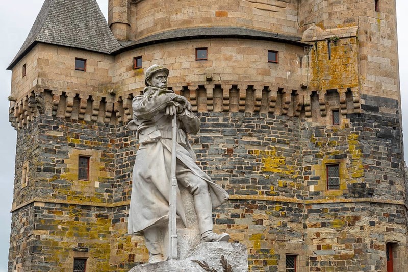 Statue next to the medieval castle of Vitre. Ille-et-Vilaine department
