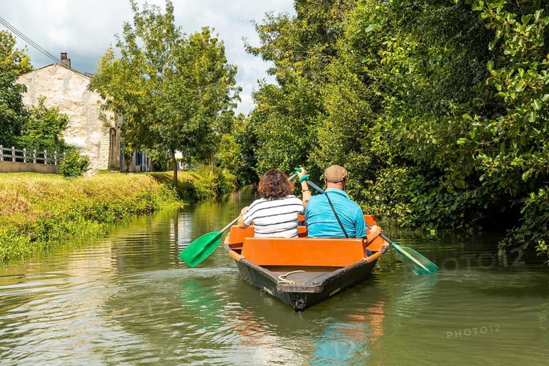 A couple rowing the boat sailing between La Garette and Coulon