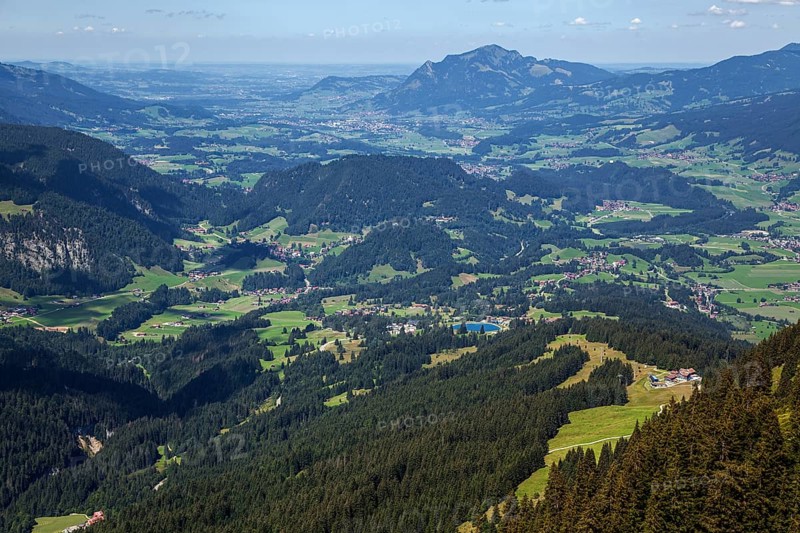 View from the Fellhorngrat ridge hiking trail into the Illertal valley