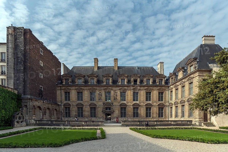 Park and building of the historic Hotel de Sully