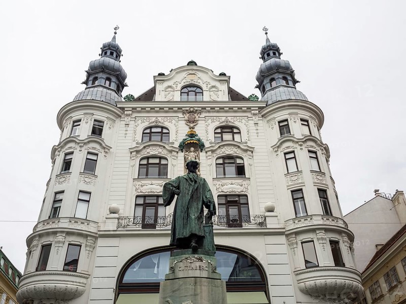 Gutenberg Monument in front of Gruenderzeit House