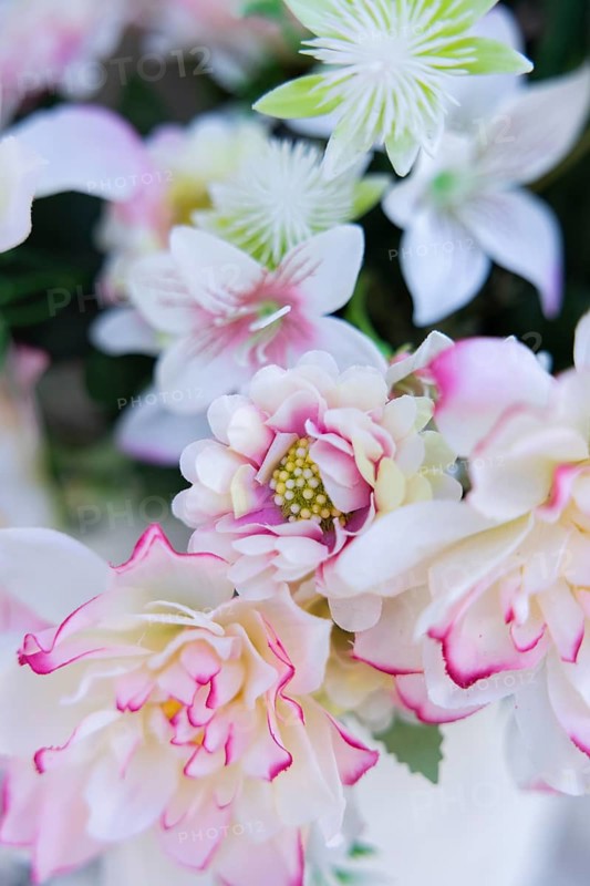 Arrangement with artificial flowers in a cemetery