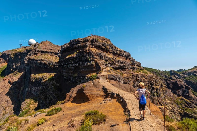 A young tourist on the trail to Pico do Arieiro from Ninho da