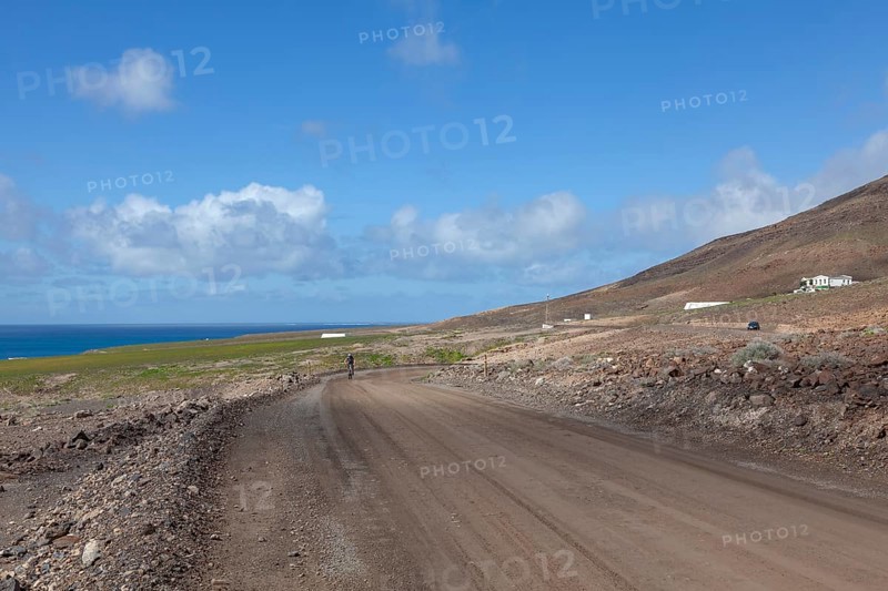 Gravel road through the Jandai nature park Park