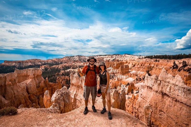 A couple in Beautiful peaks on the trekking Queens Garden Trail in Bryce National Park