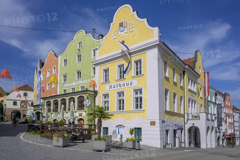 Upper town square with town hall and Hotel Stiegenwirt