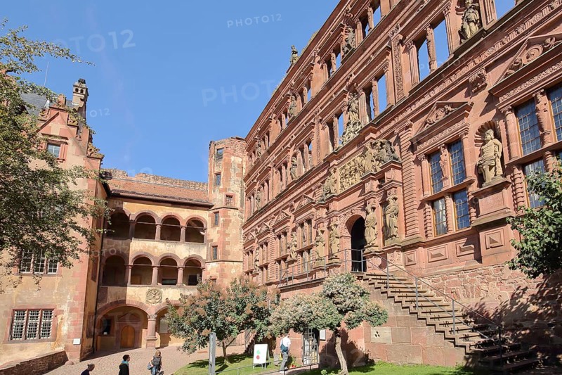 Castle courtyard with Glass Hall and Pharmacy Museum