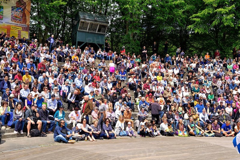 Spectators at the Vesak festival of the Thai community in Westpark