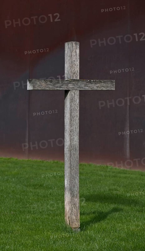 A memorial cross of the Sophiengemeinde commemorates collective graves with World War II bombing victims whose graves may not have been exhumed during reburial for the construction of the border fortifications