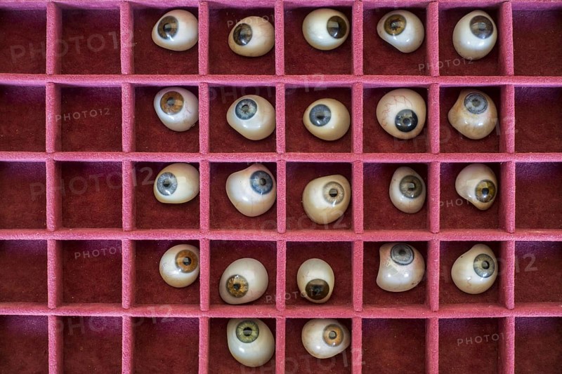 Case with assortment human glass eyes