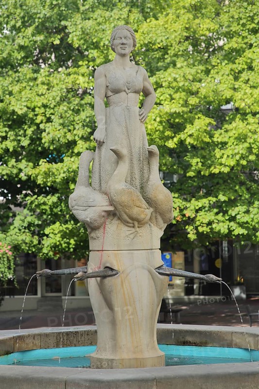 Goose fountain with sculpture woman with goose figures