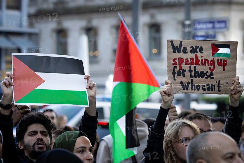 Hundreds of people take part in a pro-Palestine demonstration in Frankfurt am Main on 14.10.2023. The rally is accompanied by a massive police contingent. Following Hamas' terrorist attack on Israel
